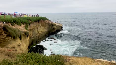 La-Gente-Disfruta-De-Una-Soleada-Playa-De-California-Cerca-De-San-Diego