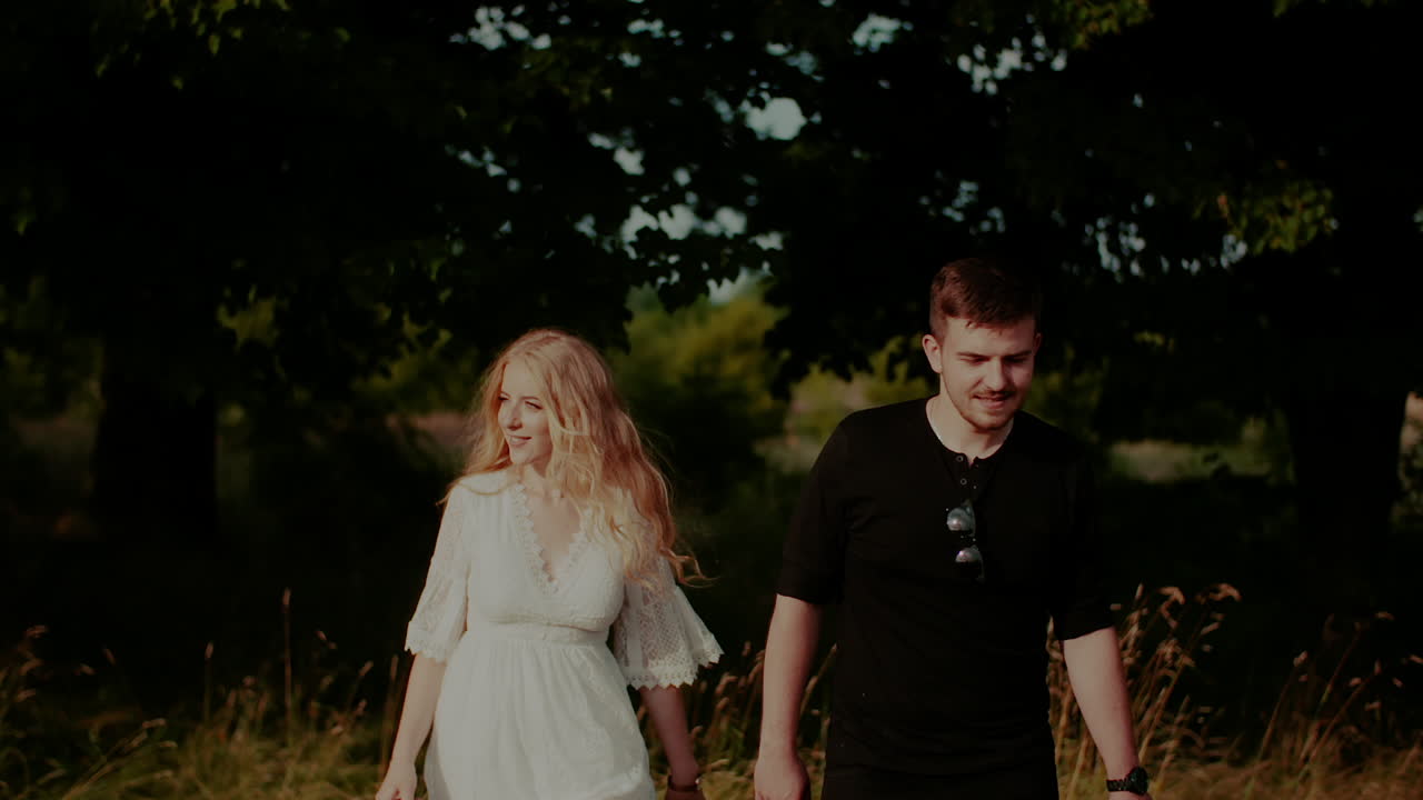 boho 커플 여름에 숲에서 산책