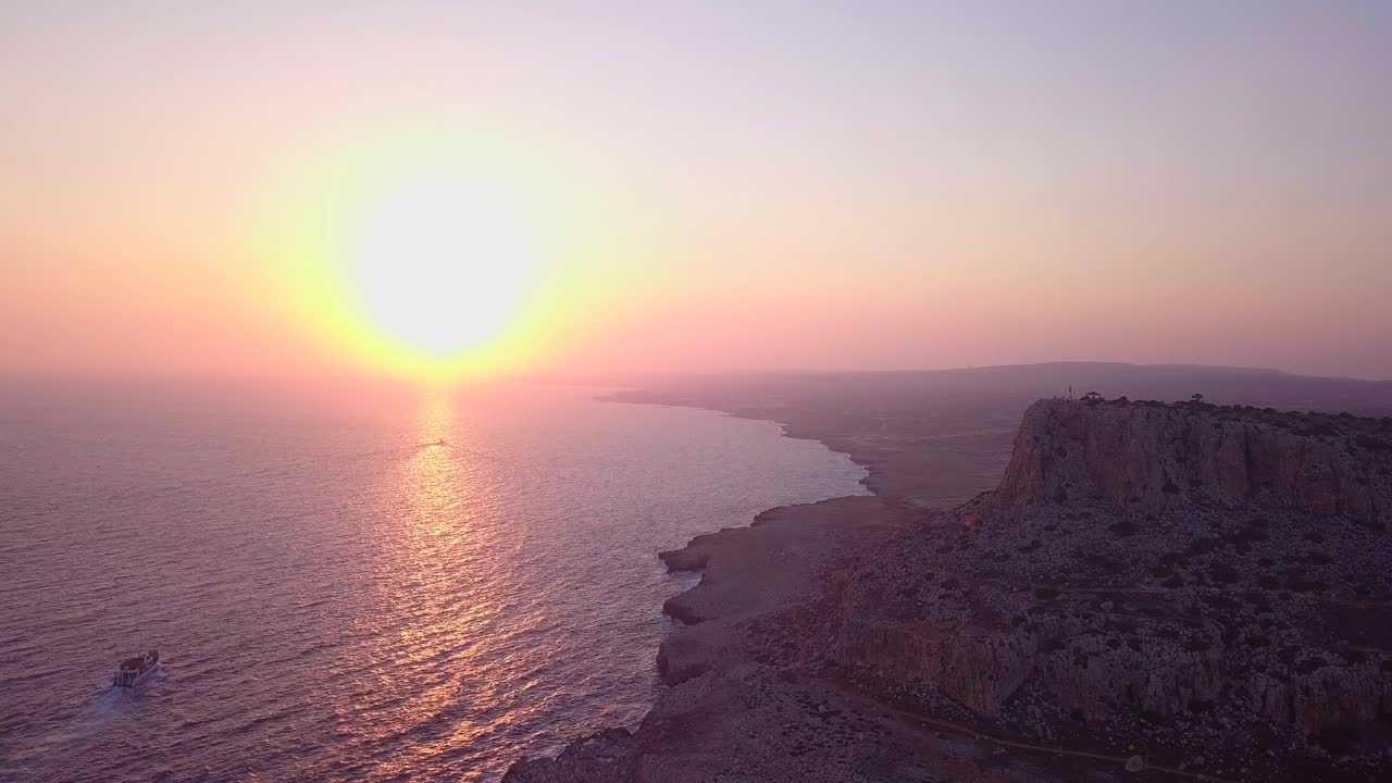 Bela paisagem ao pôr do sol em Chipre.