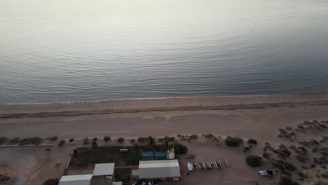 dron aéreo mirando a la playa de exmouth durante el amanecer
