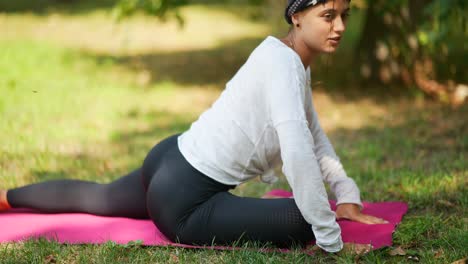 mujer practicando yoga al aire libre
