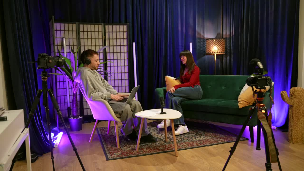 Muž a žena nahrávají rozhovor do podcastu ve studiu