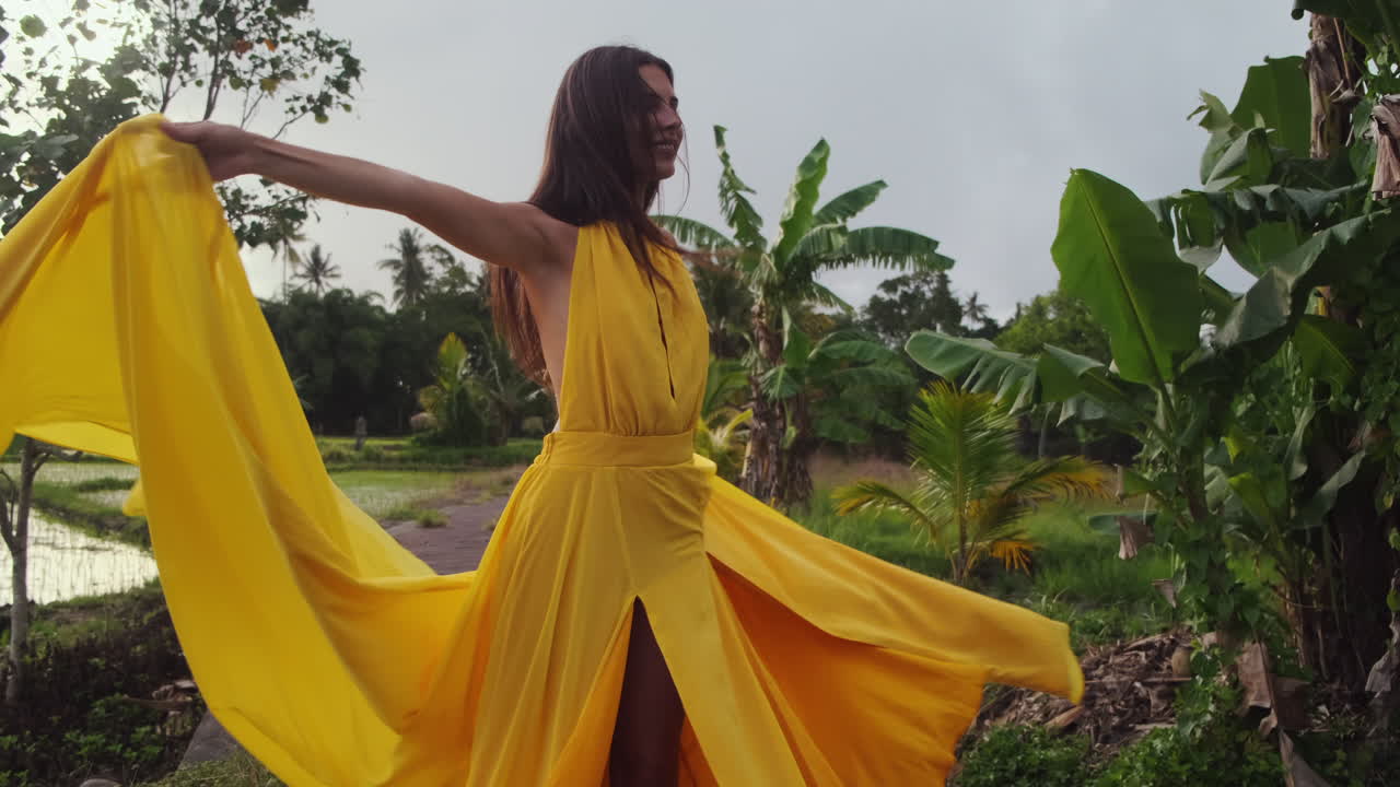 Женщина в желтом платье.