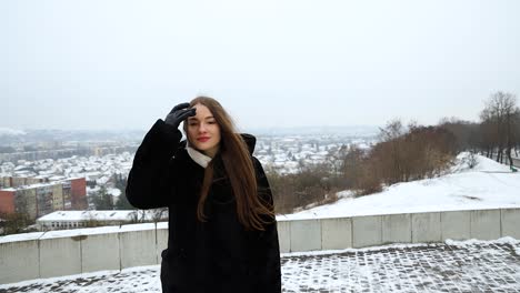 Bella-Modelo-Femenina-Caminando-En-Un-Ventoso-Día-De-Invierno