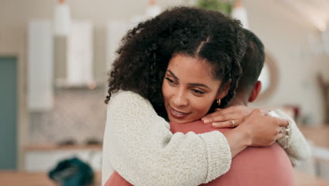 abrazo, nuevo hogar y pareja con amor