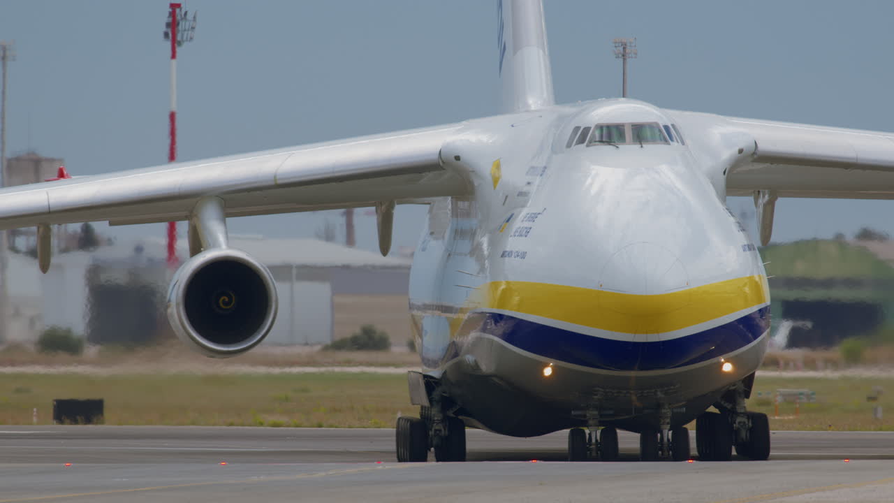 Antonov Airlines An-124 vista frontale in rullaggio sulla pista con polvere sollevata dai motori