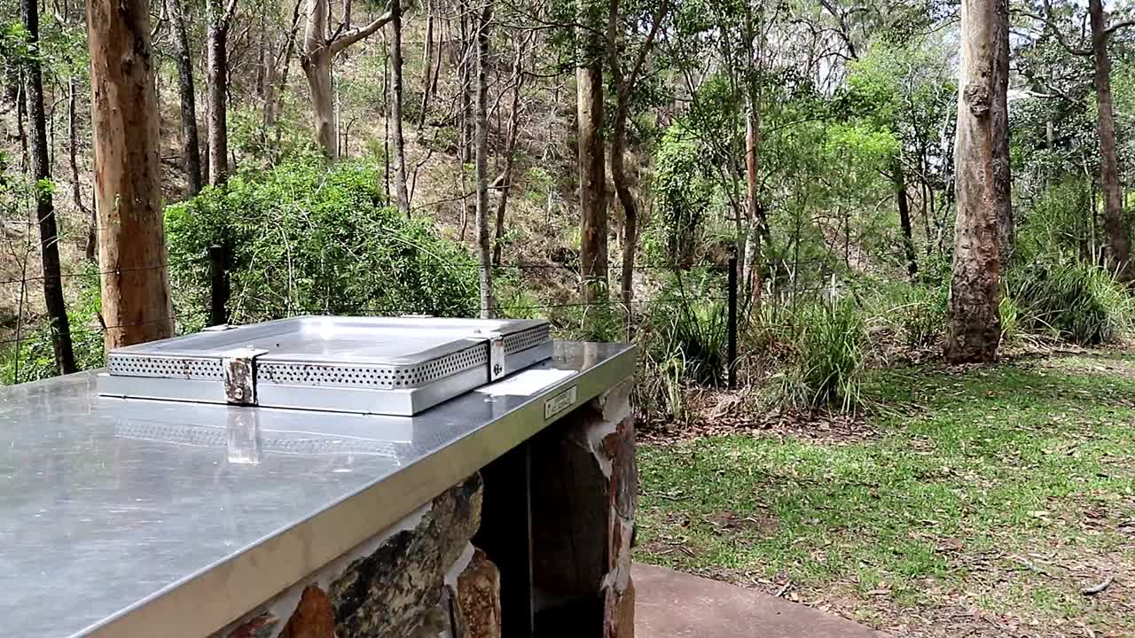 barbacoa eléctrica en zona de descanso forestal