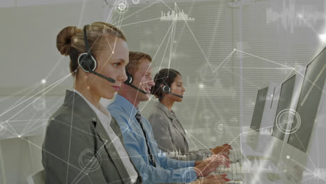 animazione della rete di connessioni su uomini d'affari che indossano cuffie telefoniche