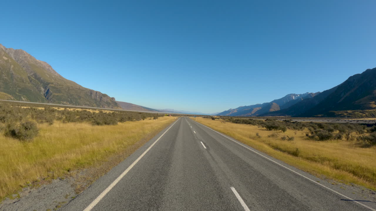Estrada rural asfaltada perto de Omarama em Otago, Ilha Sul, Nova Zelândia