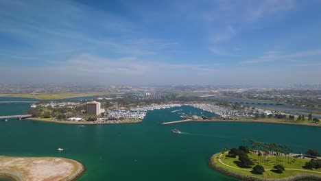 Vista-Aérea-De-Mission-Bay-Marina,-Basin-Y-Hoteles-Frente-Al-Mar-En-San-Diego,-California,-EE.UU.