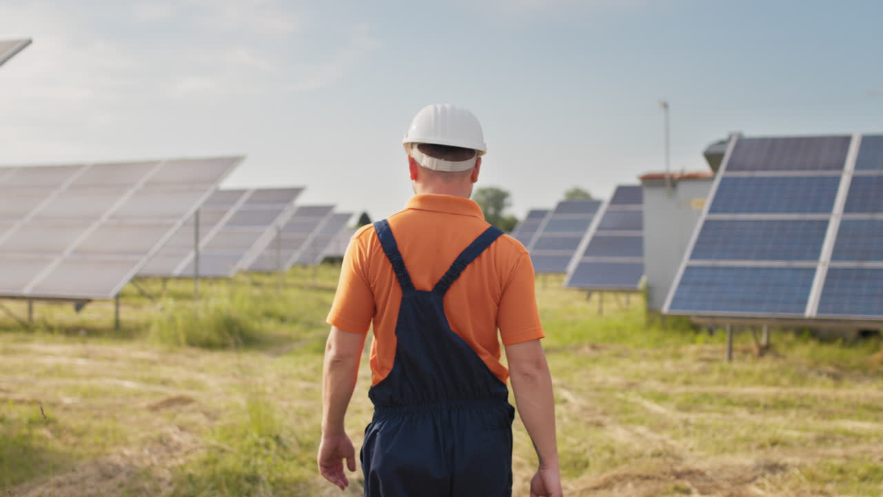 trabajador de una granja solar