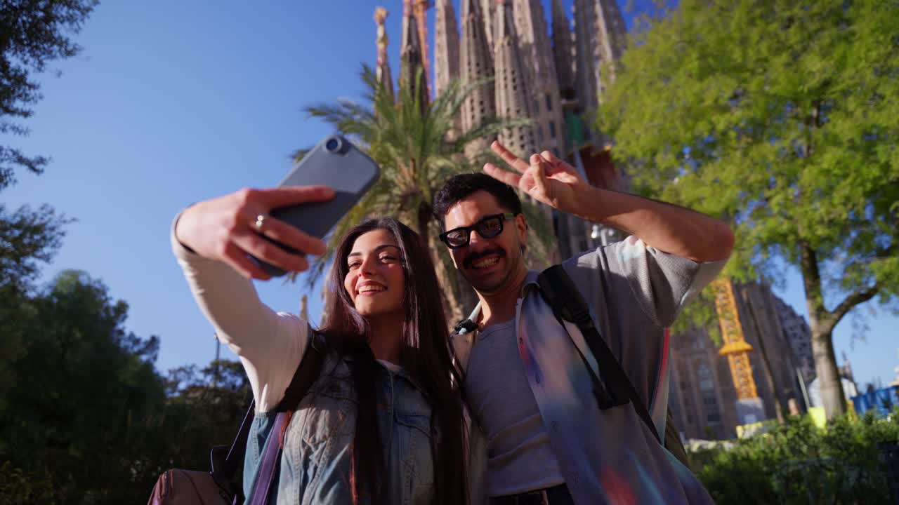 Coppia felice che si scatta un selfie davanti alla Sagrada Familia