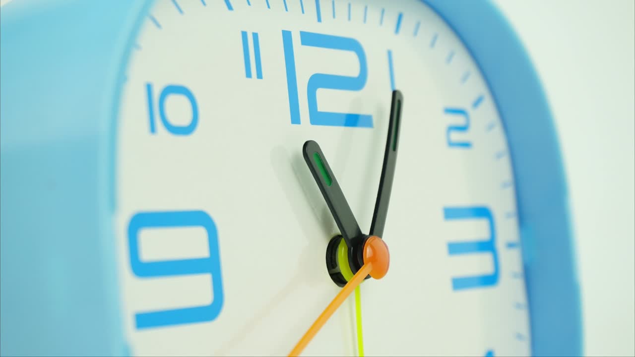 el lapso de tiempo, el reloj de pared azul dice la hora de las doce.