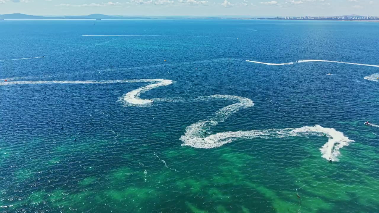 晴れた日、沿岸都市近くの水上で多くのライダーが競い合うジェットスキーレース
