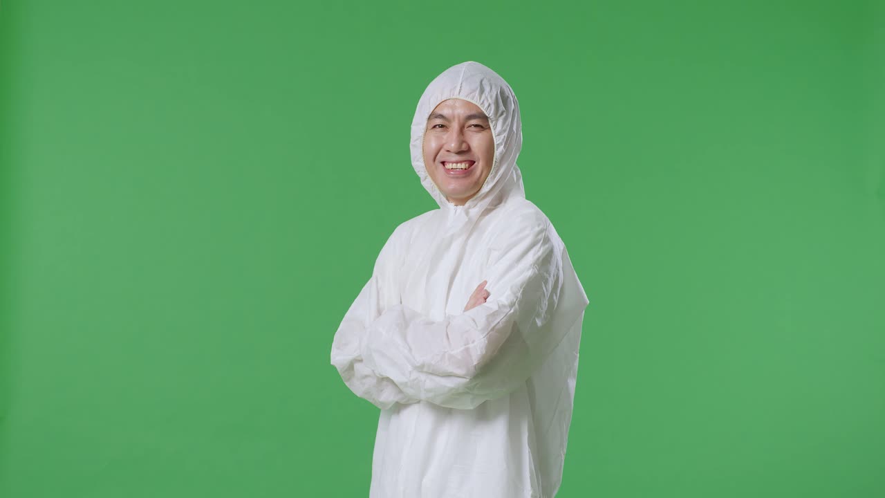 녹색 스크린 배경에 팔을 고 미소 짓는 아시아 남성 과학자의 측면 시각