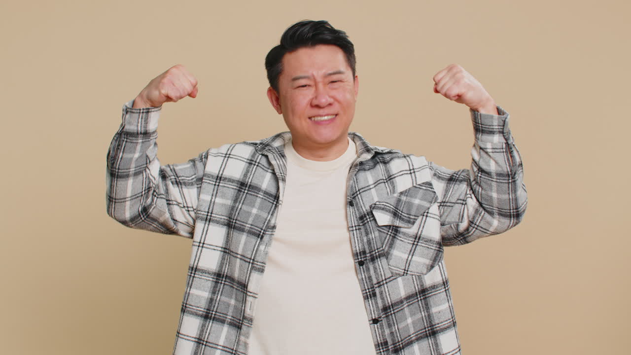 행복한 남자가 자신감을 보이고, 양반을 보여 주고, 힘을 느끼고, 권리를 위해 싸우고, 성공하고, 승리합니다.