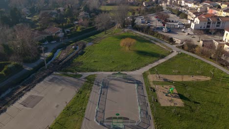 Toma-Aérea-De-Establecimiento-De-Un-Pequeño-Pueblo-Con-Un-Parque-Infantil-Cerca-De-Aviñón.