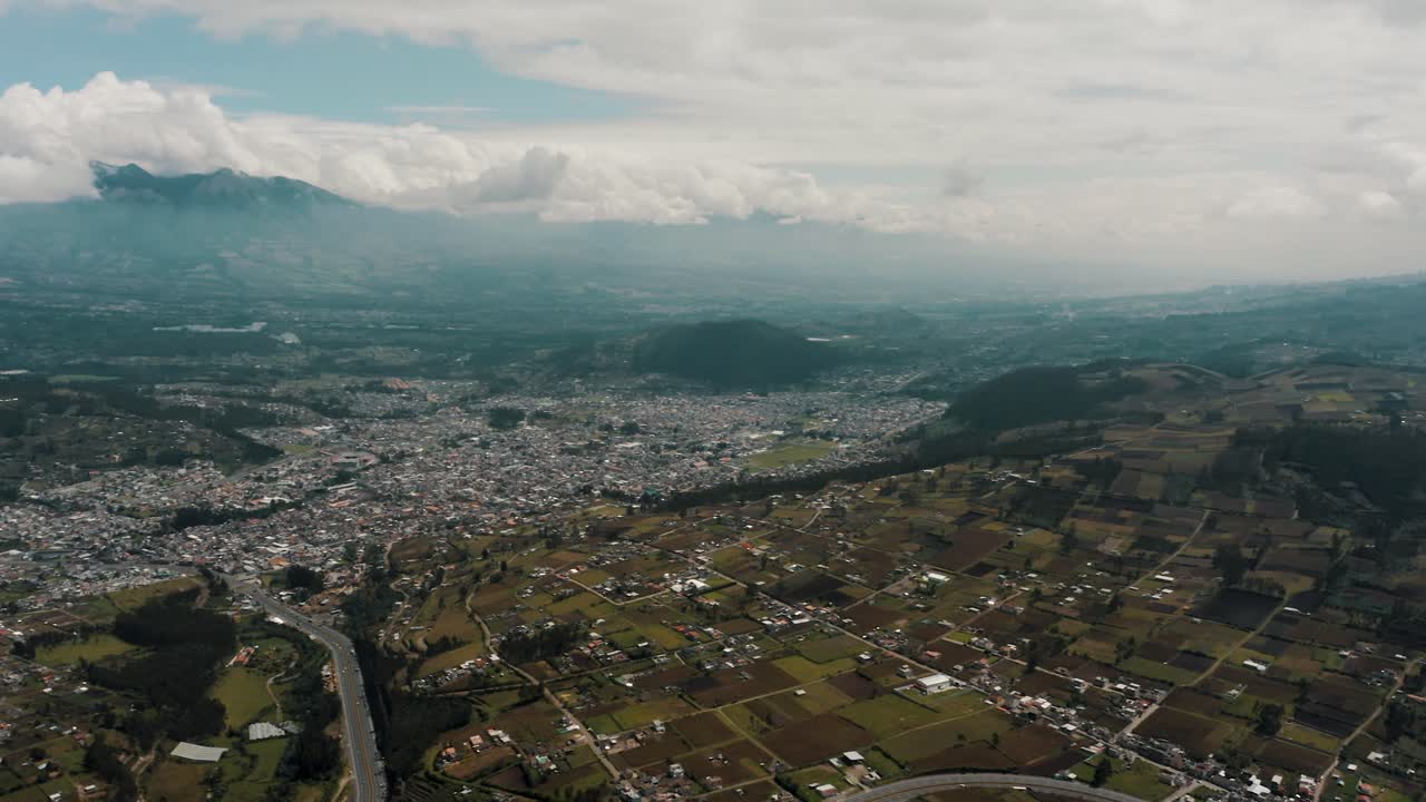 vista panorámica sobre la ciudad de otavalo, ecuador cerca del lago san pablo y el volcán imbabura - tiro con drones
