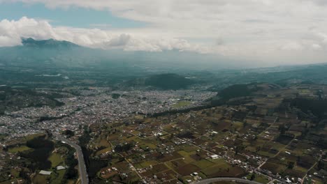 厄瓜多爾奧塔瓦洛市的全景,靠近聖帕布洛湖和伊姆巴布拉火山 - 無人機拍攝