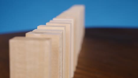 concepto de efecto dominó con bloques de madera que caen uno sobre el otro