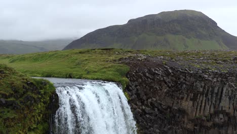 hermosa cascada svodufoss islandia en las montañas en islandia, 4k