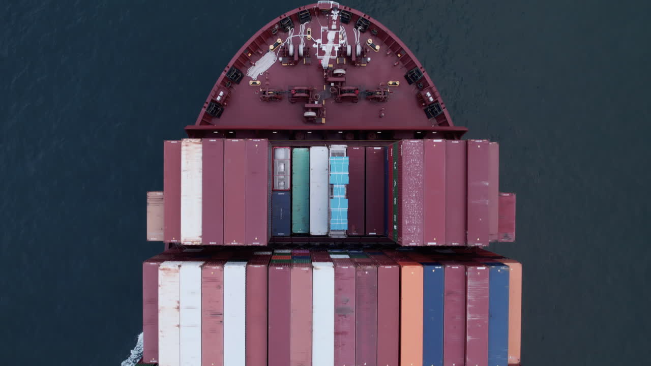 바다 위를 여행하는 적재된 컨테이너 화물선의 공중 평면도