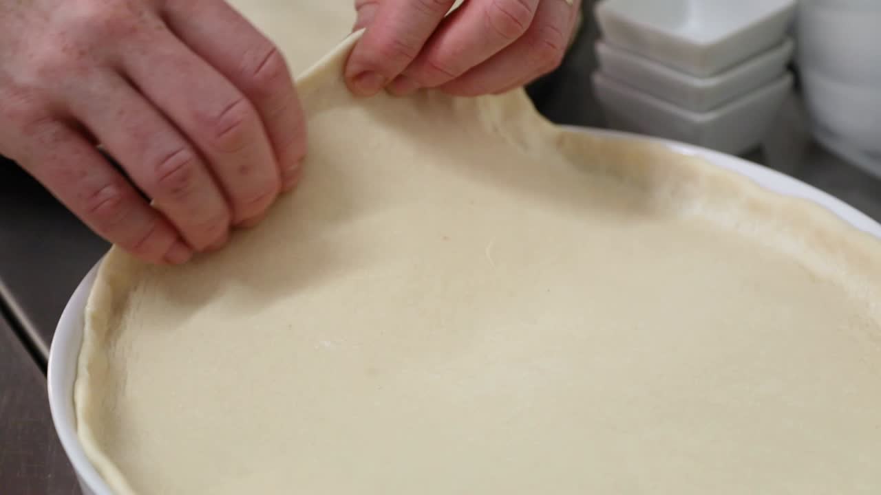 manos preparando masa de pastelería para tarta - cerrar
