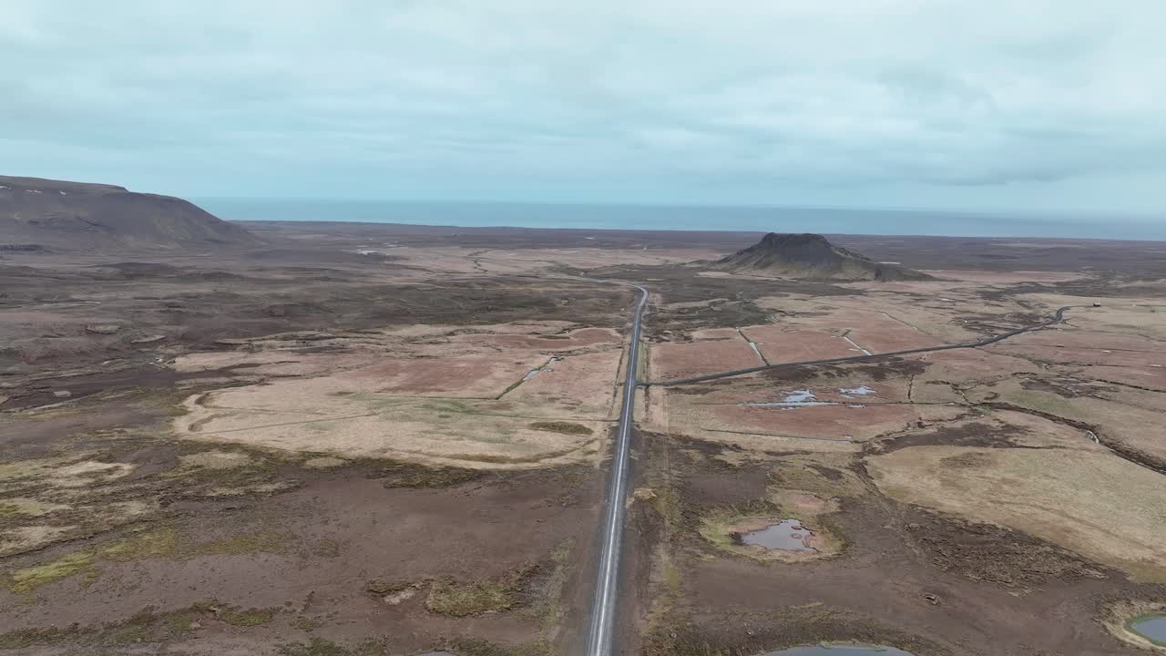 sobrevolando una carretera remota en la península de reykjanes en el suroeste de islandia