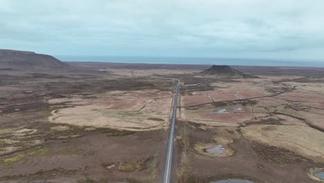 Überfliegen-Einer-Abgelegenen-Straße-Auf-Der-Halbinsel-Reykjanes-Im-Südwesten-Islands