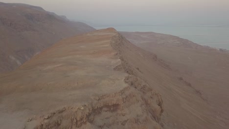 vista aérea de una colina casi árida en el monte sodoma cerca del mar muerto en israel alrededor de marzo de 2019
