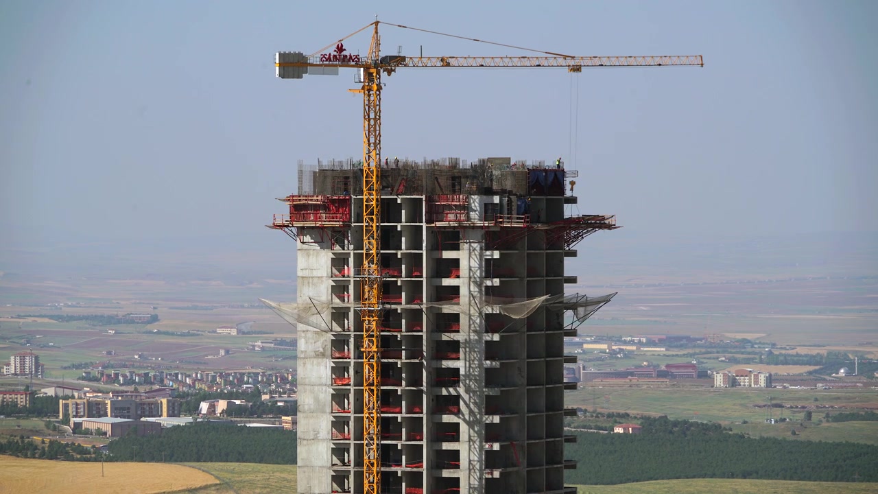 Grúa torre operando en una obra de construcción de gran altura