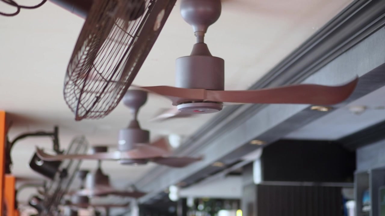 Loftventilatorer roterende i et moderne restaurantinteriør