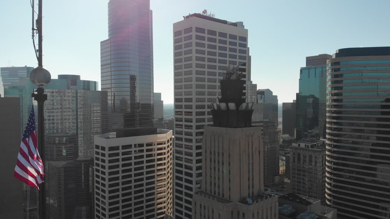 Bandiera degli Stati Uniti, riprese aeree del centro di Minneapolis sullo sfondo