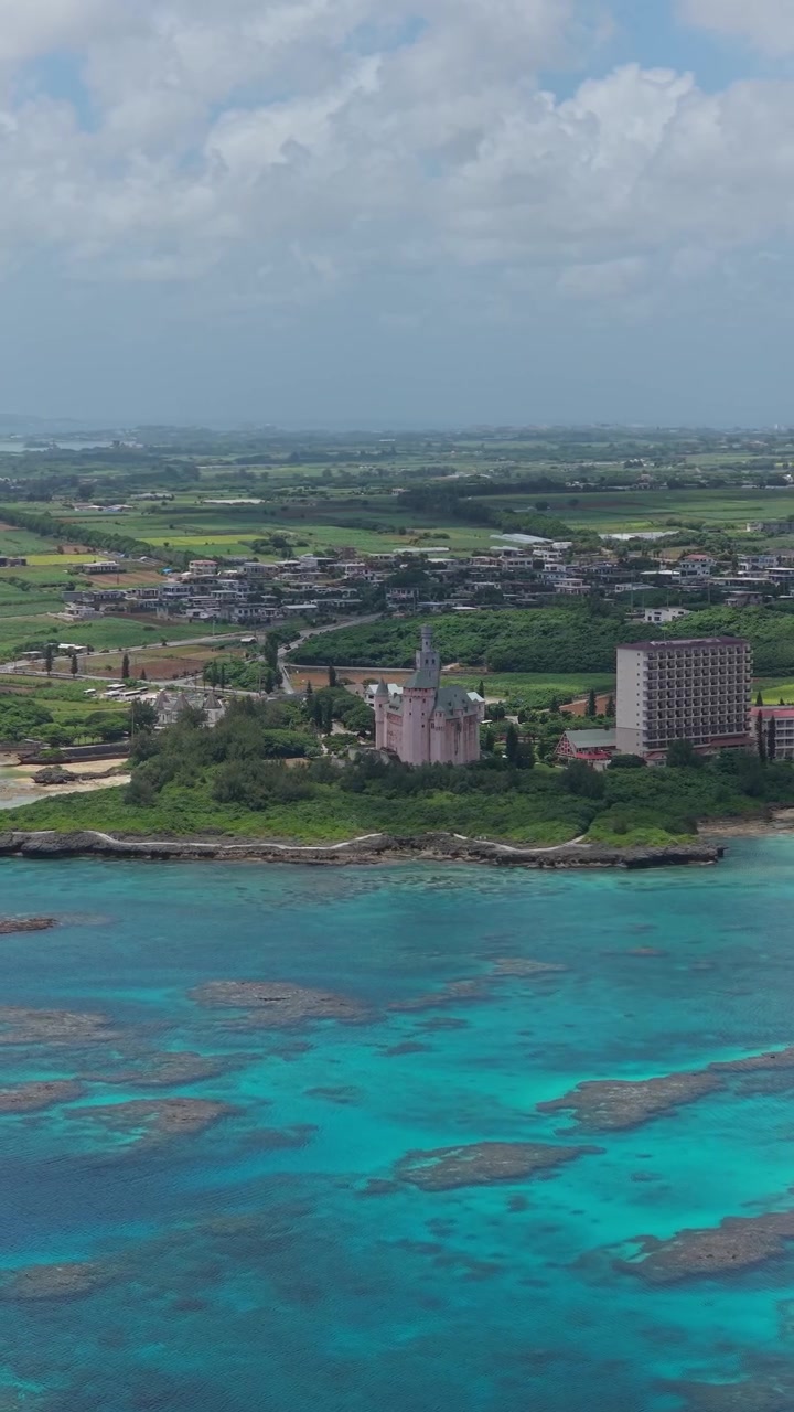 Riprese aeree verticali con carrellata in avanti e leggera panoramica a destra sopra il Villaggio Culturale Tedesco di Ueno e la Hakuai Memorial Hall sull'isola di Miyako, Okinawa, Giappone.