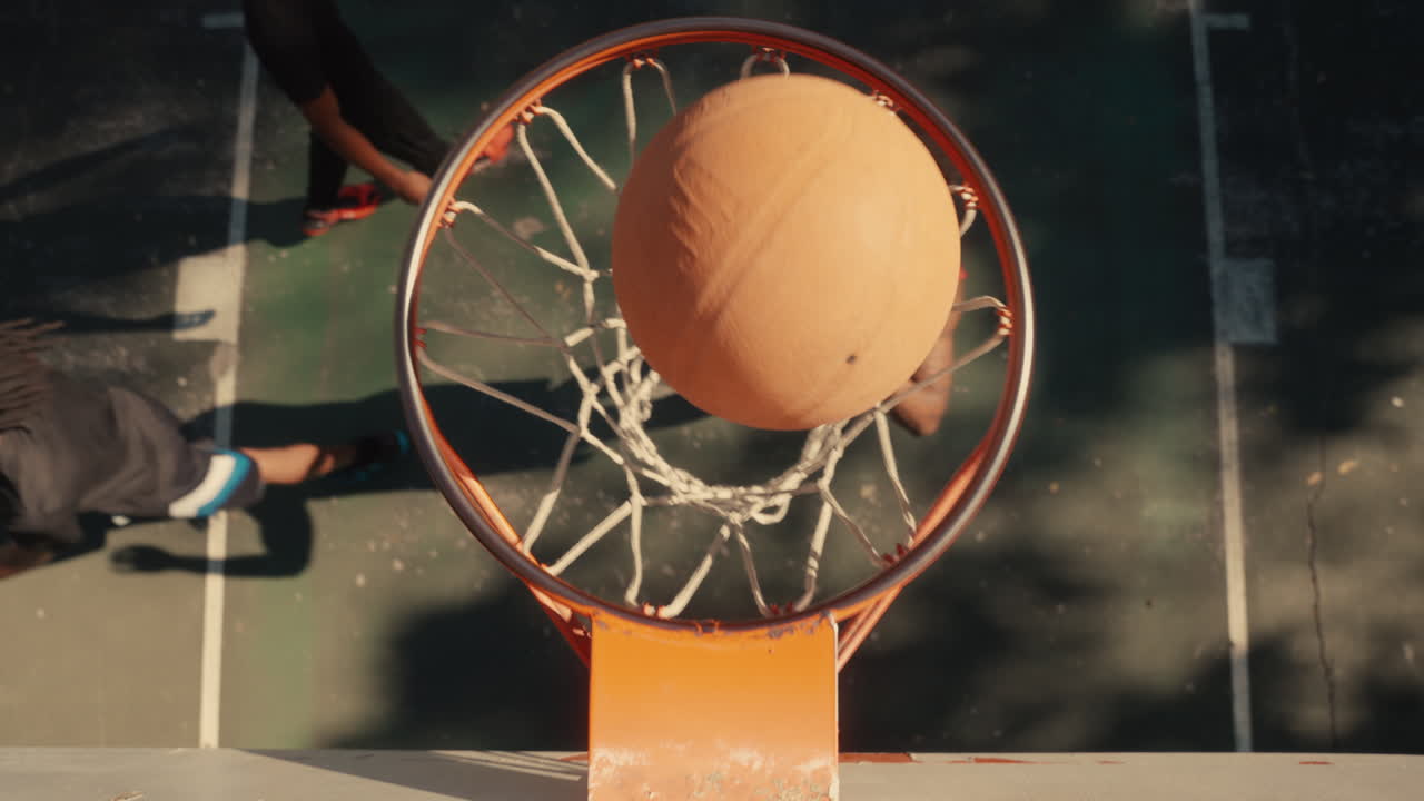 야외 코트에서 농구 경기