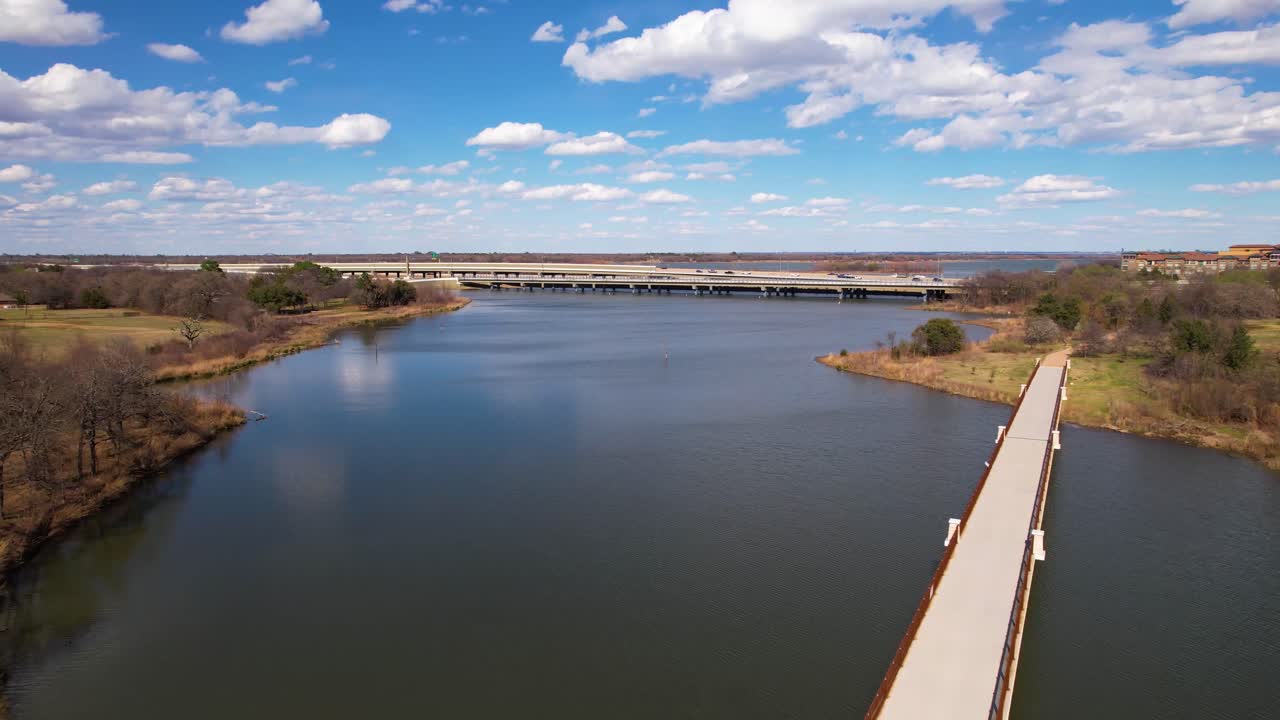 하이랜드 빌리지 텍사스의 더블 트리 랜치 공원 옆에 있는 호수의 공중 비행