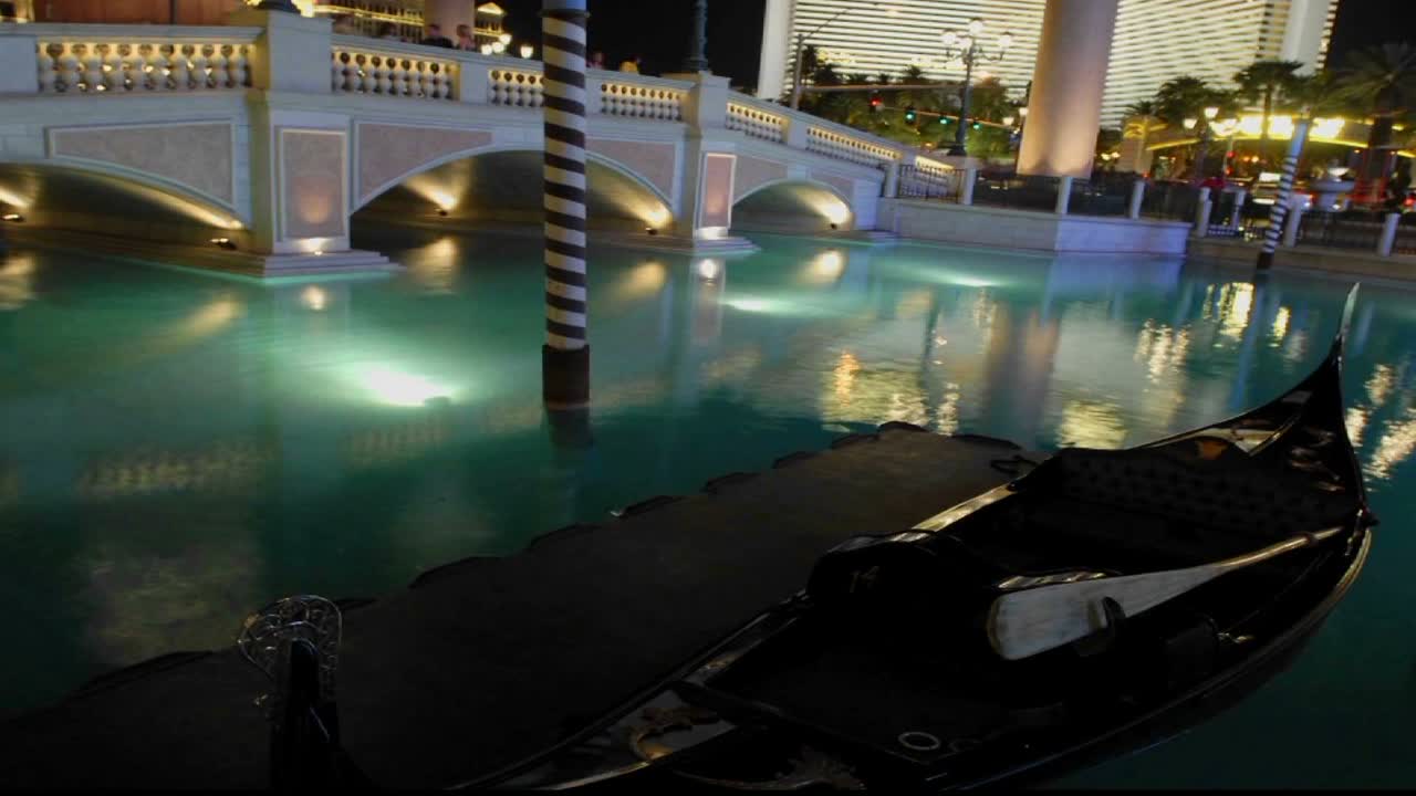 un lapso de tiempo de góndolas moviéndose a través del agua por la noche