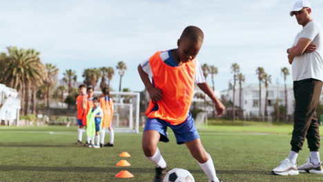 Fútbol,-Patadas-Infantiles-Y-Campo-De-Entrenamiento-Para-Juegos.