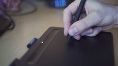 acercarse al dibujo en una tableta gráfica