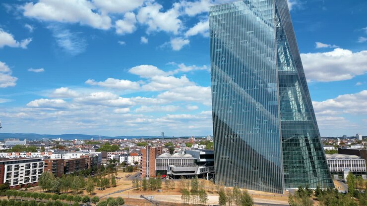 Vista aérea con dron del rascacielos ECB Tower en Fráncfort, Alemania