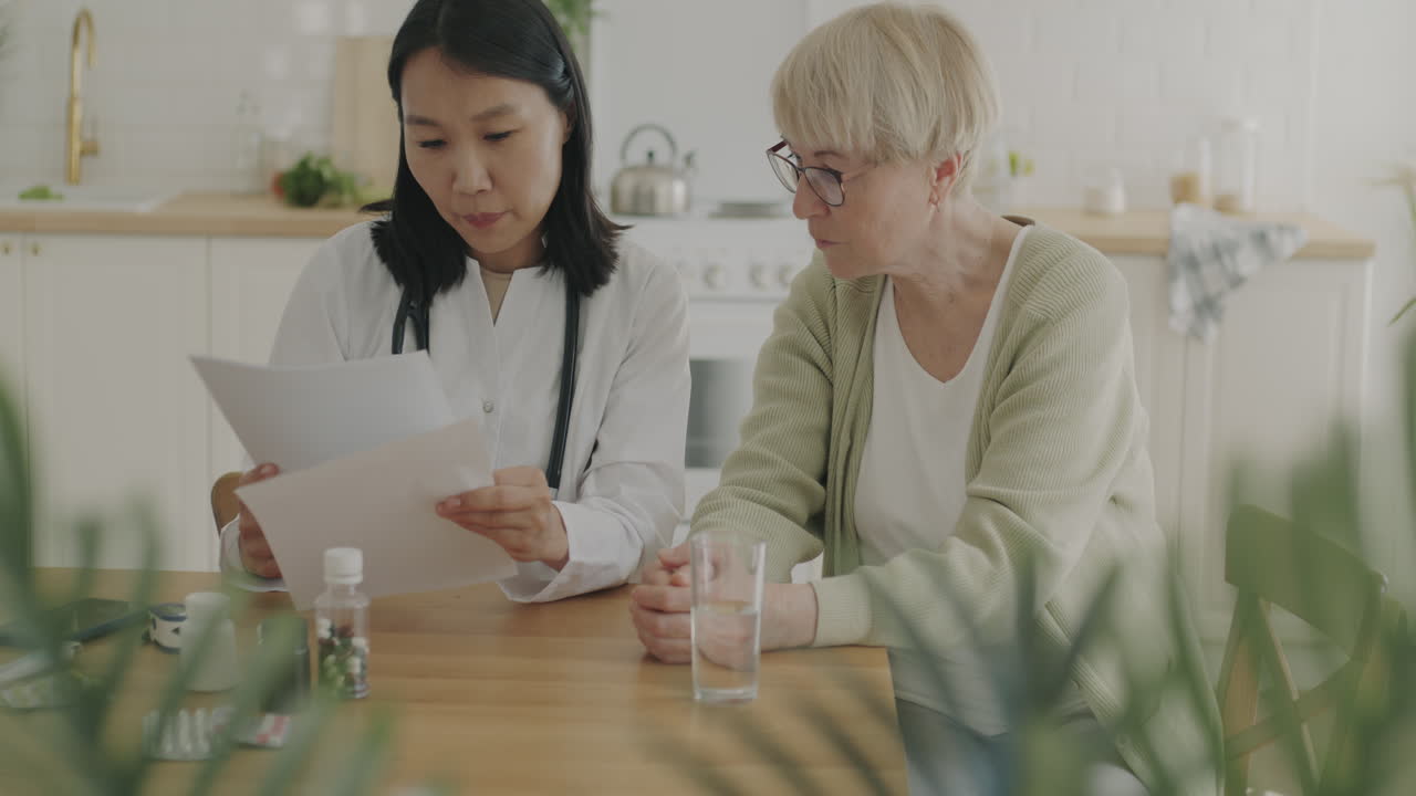 의사 가 환자 와 의료 기록 을 논의 하는 것