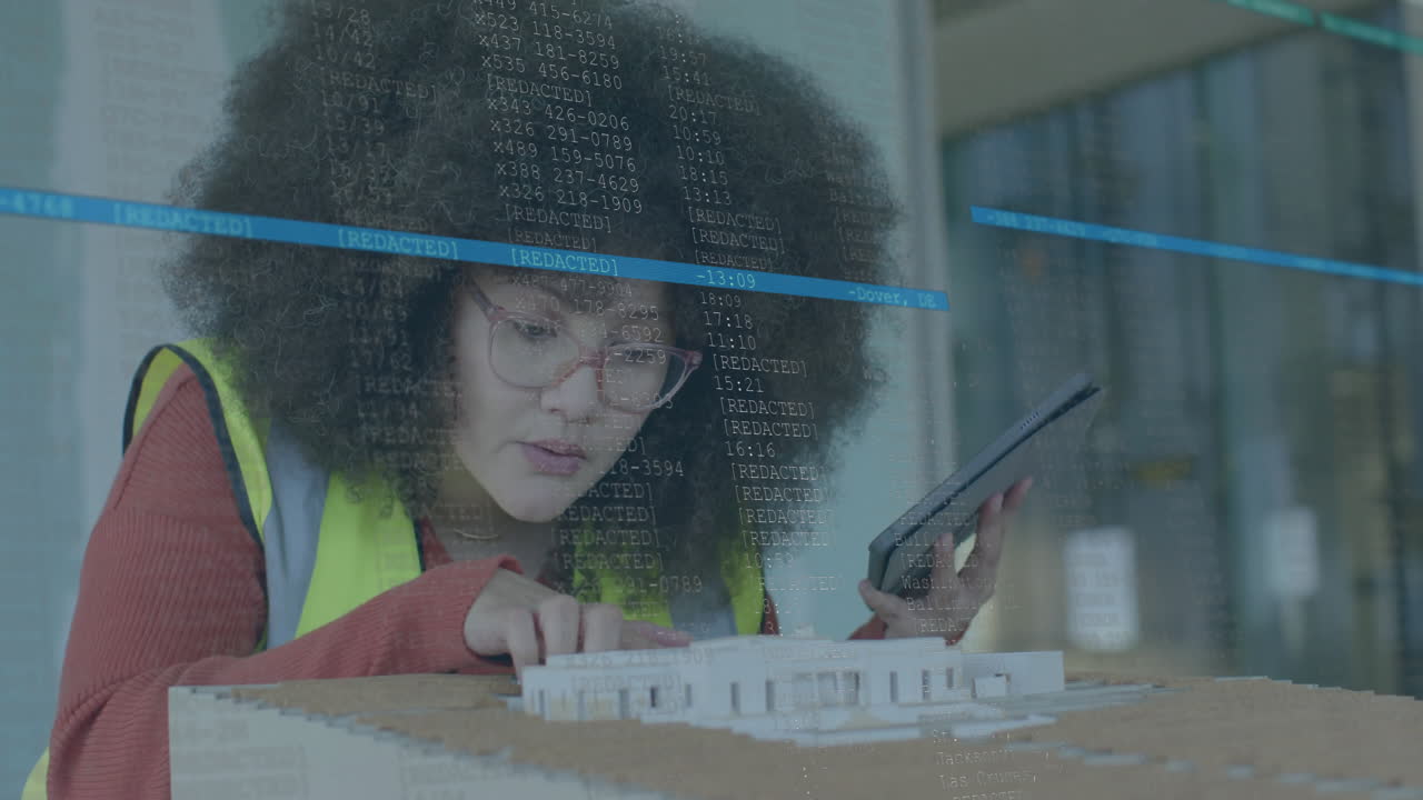 animación de procesamiento de datos financieros sobre mujer biracial comprobando modelo 3d en la oficina