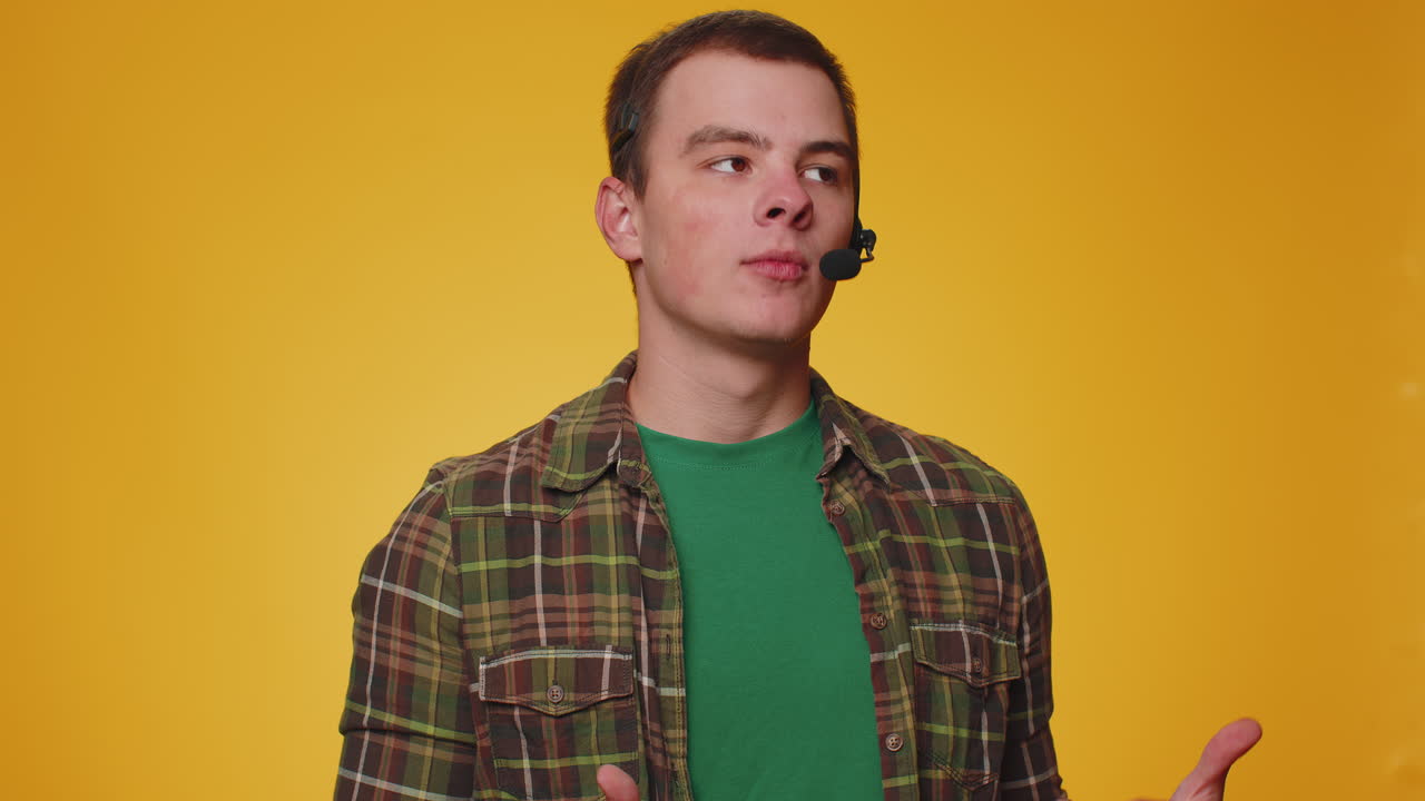 젊은 남자 프리랜서 노동자 콜 센터 또는 지원 서비스 운영자 헬프 라인 클라이언트와 대화