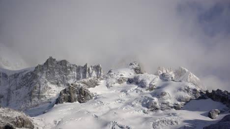 los picos cubiertos de nieve del guillaumet bajo nubes a la deriva, toma de time-lapse del majestuoso paisaje montañoso