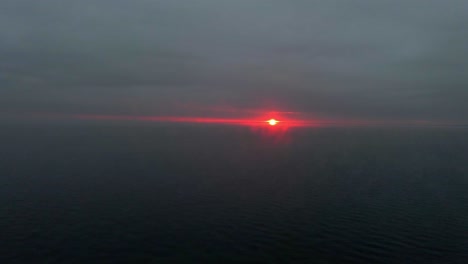 amanecer de invierno mágico nublado con humo de mar