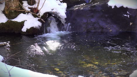 Schmelzwasser-Speist-Eine-Kleine-Kaskade-In-Einer-Bergquelle