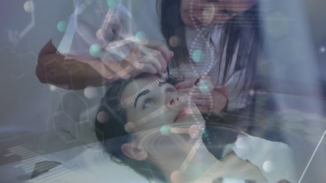 animación del procesamiento de datos médicos sobre una mujer caucásica recibiendo tratamiento de botox en su cara