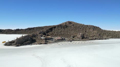 vista aérea de la isla de incahuasi en el centro del salar, bolivia