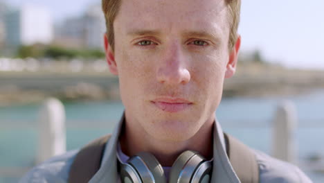 cara, auriculares y viajar con un turista hombre