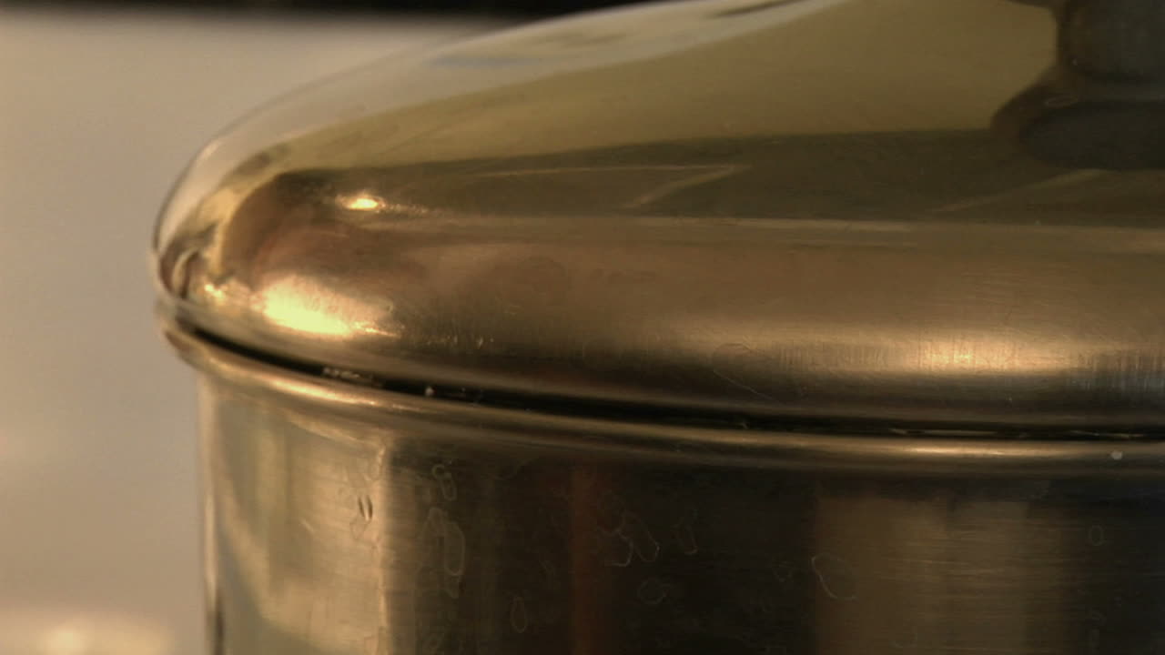 끓는 냄비에서 끓는 뜨거운 물 거품 1